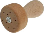 Holzstampfer mit runder Basis und einem kurzen Griff. Die Unterseite hat mehrere Löcher.