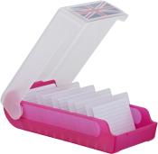 Aufbewahrungsbox in Pink mit transparentem Deckel. Enthält mehrere leere Karteikarten.