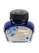 Tinte in einem blauen Glasbehälter. Etikett mit der Aufschrift Pelikan 4001, Farbe königsblau.