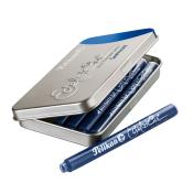 Metallbox mit Deckel, enthält mehrere blaue Tintenpatronen. Auf der Box steht 'Pelikan Edelstein'.