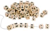 Holzperlen mit schwarzen Buchstaben. Einige Perlen sind auf einer Schnur aufgereiht.
