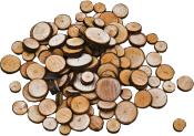 Haufen von runden Holzscheiben in verschiedenen Größen. Die Oberfläche ist hellbraun mit dunklen Rändern. Unregelmäßig angeordnet.