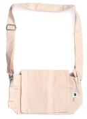 beige Umhängetasche aus Stoff. Langer, verstellbarer Schulterriemen. Eine große Klappe und seitliche Taschen.