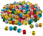 Bunte Holzperlen mit Buchstaben in verschiedenen Farben. Einige Perlen sind auf einer Schnur aufgereiht.