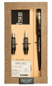 Calligraphie-Set mit einem schwarzen Stift und zwei unterschiedlichen Federn. Enthält auch Tintenpatronen in schwarz und braun.
