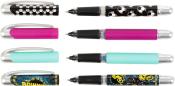 Sechs Kugelschreiber in verschiedenen Farben und Designs. Einige mit sportlichen Motiven, andere in einfarbig.