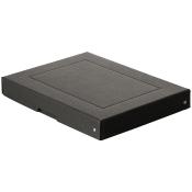 Schwarze, flache Box aus Karton. Sie hat eine glatte Oberfläche und eine schlichte Form.