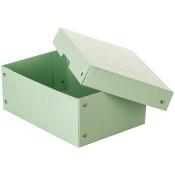 grüne Aufbewahrungsbox mit Deckel. Die Box hat Metallnieten an den Ecken.