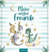 Buchcover mit dem Titel 'Meine ersten Freunde'. Zwei niedliche Drachen stehen auf Wolken, umgeben von Sternen und einem Mond.