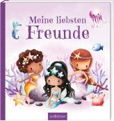 Buchcover mit dem Titel 'Meine liebsten Freunde'. Drei Meerjungfrauen in bunten Outfits. Umgeben von Korallen und Meereslebewesen. Sanfte Farben, verspielte Illustrationen.