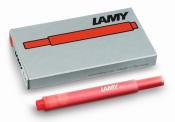 Roter Marker von LAMY mit einer klaren, minimalistischen Verpackung. Der Marker hat eine schlichte Form und ist in einem hellen Rotton.