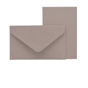 braunes Kuvert mit spitzem Verschluss. Daneben ein passendes, braunes Blatt Papier. Schlichte, matte Oberfläche.