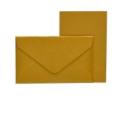 Gelbes Kuvert mit passendem Briefpapier. Das Kuvert hat eine spitze Klappe.