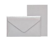 Graue Umschlag mit spitzem Verschluss. Dazu gehört ein passendes graues Blatt Papier.