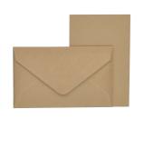 Braunes Kuvert mit passendem Briefpapier. Einfaches, schlichtes Design.