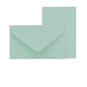 Mintgrünes Kuvert und passendes Blatt Papier. Einfaches Design ohne Muster.