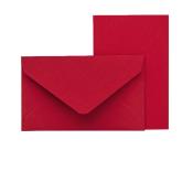 Rote Briefumschlag und passendes rotes Blatt Papier. Der Umschlag ist geschlossen und hat eine spitze Klappe.