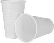 Zwei weiße Plastikbecher übereinander gestapelt. Der obere Becher ist aufrecht, der untere liegt auf der Seite.