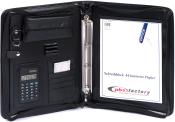 Schwarzer Ordner mit Reißverschluss. Enthält einen Taschenrechner und ein Schreibblock.