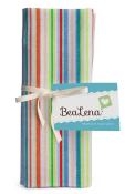 Gestreifte Stoffserviette in bunten Farben: Rot, Blau, Grün, Weiß. Mit einem weißen Band zusammengebunden. Anhänger mit dem Schriftzug 'BeaLena'.