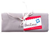 Grau gefaltetes Stoffpaket mit einem weißen Band. An einem Etikett steht der Markenname BeaLena.