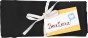 Schwarzes Stoffpaket mit einem weißen Band gebunden. Ein Etikett mit der Aufschrift 'BeaLena' ist sichtbar.