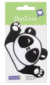 Aufnäher in Form eines Pandas. Schwarz-weiße Farben, mit ausgestreckten Pfoten.