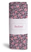 Stoffrolle mit floralem Muster. Hintergrund in dunklem Lila. Blumen in Rosa und Blau. Verpackt mit einem weißen Etikett.