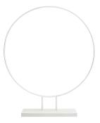 Kreisförmige Skulptur aus weißem Metall. Steht auf einer rechteckigen, grauen Betonbasis. Minimalistisches Design.