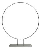 Ein runder Metallring auf einem stabilen Sockel. Schlichtes Design, minimalistisch.