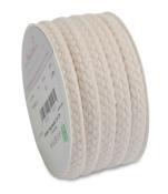 Helle, geflochtene Baumwollkordel auf einer Rolle. Breite etwa 1 cm. Weiches Material, geeignet für Bastelarbeiten.