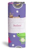 Stoff mit buntem Design. Lila Hintergrund. Abgebildet: Krone, Frosch, Blumen. Verpackt mit einem weißen Etikett.