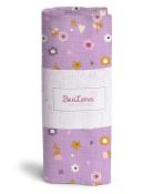 Lila Stoff mit bunten Blumen- und Herzmustern. Verpackt in einem weißen Etikett mit dem Schriftzug BeaLena.