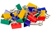 Bunte Büroklammern in verschiedenen Farben. Sie sind aus Metall mit Kunststoffüberzug.