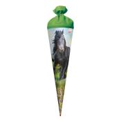Schultüte in Form eines Kegels mit einem schwarzen Pferd auf der Vorderseite. Oben grüne Binde.