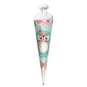 Schultüte in Form eines Kegels mit einem Eulenmotiv. Die Farben sind pastell und die Eule trägt eine Blumenkrone.