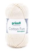 Heller Garnball aus Baumwolle. Beschriftung mit 'Cotton Fun' und Marke 'gründl'.