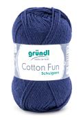 Dunkelblaues Garn in einem runden Knäuel. Beschriftung mit 'Cotton Fun' und Marke 'gründl'.