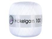 weißer Häkelgarn in runder Form. Verpackt in einem transparenten Kunststoff. Beschriftung mit 'Häkelgarn 100'.