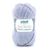 Garnknäuel in hellgrau. Beschriftung mit 'Hot Socks Pearl mit Kaschmir'.