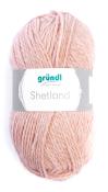 Wollknäuel in zartem Rosa. Label mit dem Schriftzug 'gründl Shetland'. Strukturierte Oberfläche.