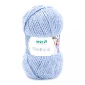 Garnknäuel in hellblauer Farbe. Etikett mit der Aufschrift 'Shetland' von der Marke grünl.
