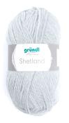 Grau meliertes Garn in einem Knäuel. Beschriftung mit dem Namen Shetland.