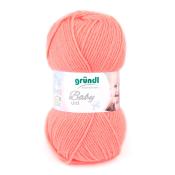Wolle in leuchtendem Korallenrot für Babybekleidung. Die Verpackung zeigt ein lächelndes Baby.