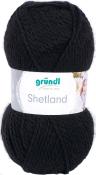 Schwarze Wolle in einem runden Knäuel. Etikett mit der Aufschrift 'gründl Shetland'.