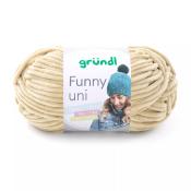 Wolle in hellem Beige für Strickprojekte. Auf dem Etikett eine Anleitung für eine Mütze.