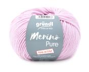 Lila Wollknäuel aus 100 Prozent Schurwolle. Die Verpackung zeigt den Namen 'Merino Pure' und die Herkunft 'Made in Italy'.