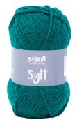 Grünes Garn in einem knäuel. Beschriftung mit dem Namen 'Sylt' und Hersteller 'gründl'.