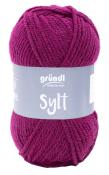 Lila Wollknäuel, weich und flauschig. Beschriftung mit 'gründl' und 'Sylt'.