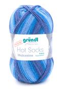 Wollknäuel in Blau- und Lilatönen. Geeignet für Socken, mit der Aufschrift 'Hot Socks Malcesine'.